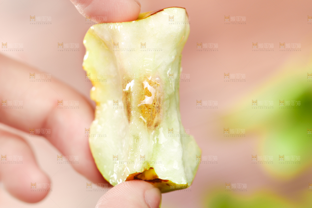 手里拿着冬枣
