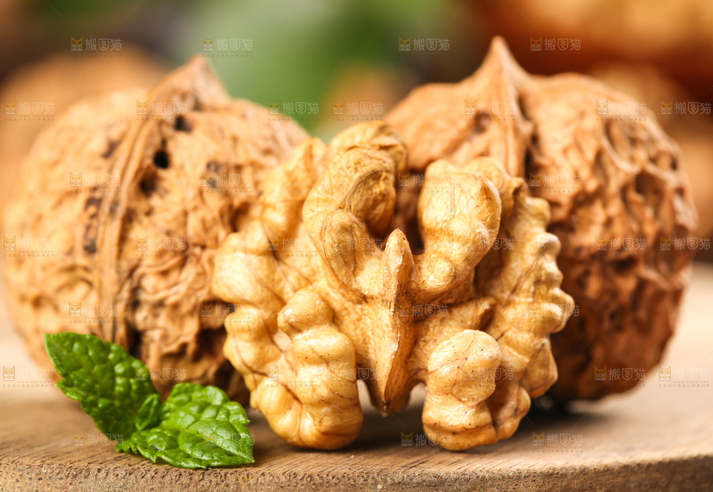 木底上摆放着大核桃