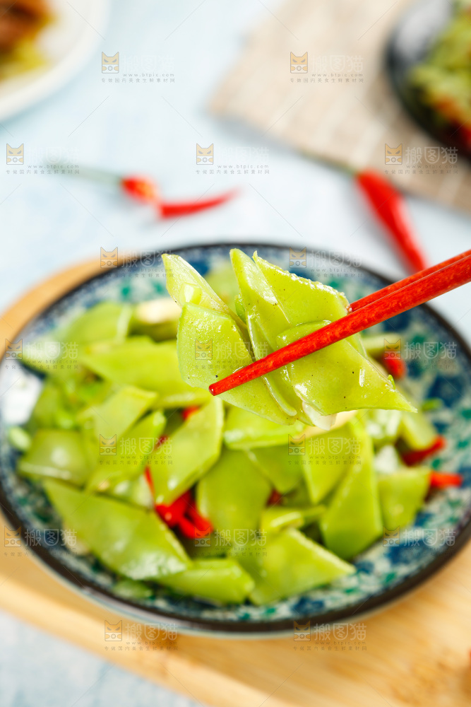 盘子里装着炒扁豆