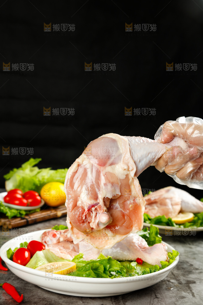 手里拿着大鸡腿