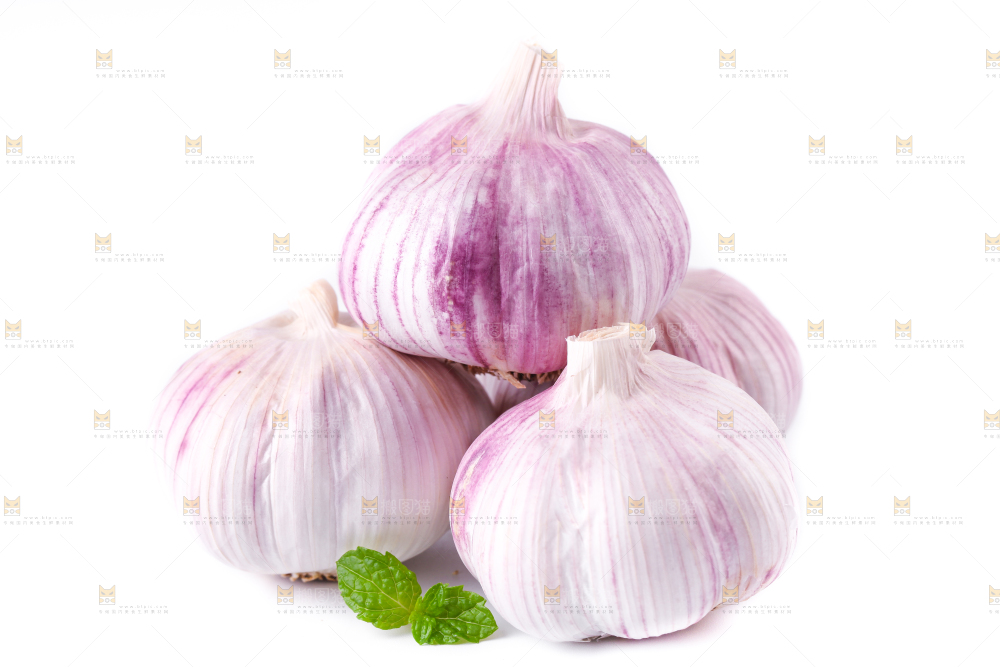 白底上摆放着大蒜