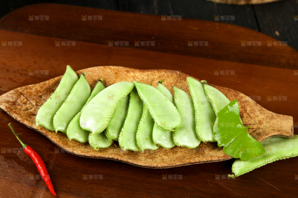 木底上摆放着扁豆角