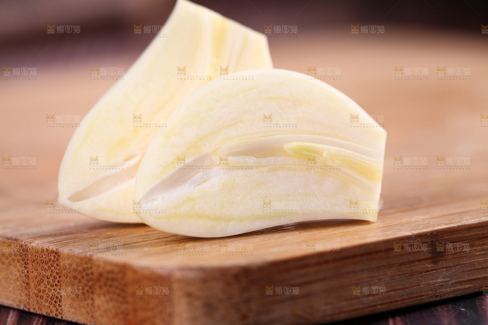 木底上摆放着大蒜
