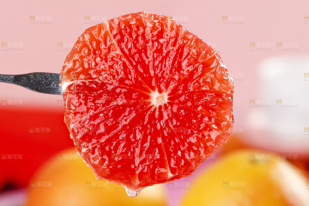叉子叉着红心西柚果肉