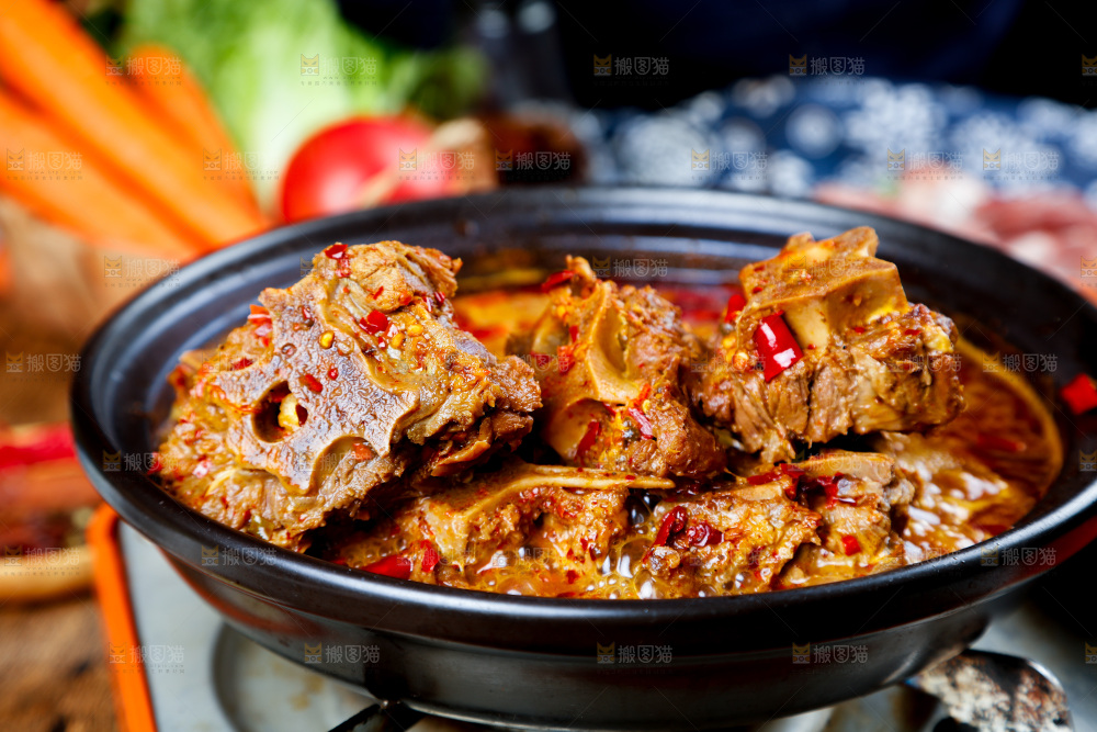 砂锅里装着麻辣羊蝎子