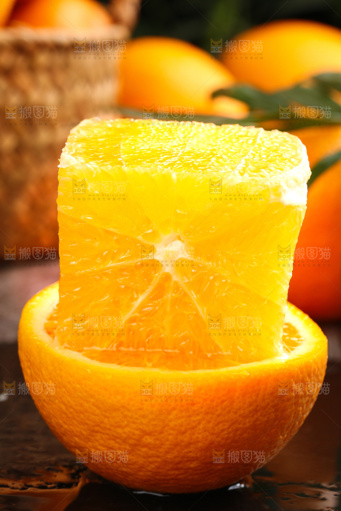 深底上摆放着橙子