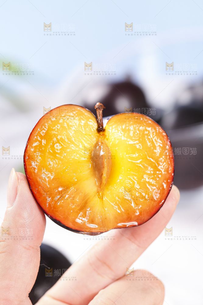 手拿掰开的黄肉黑布林