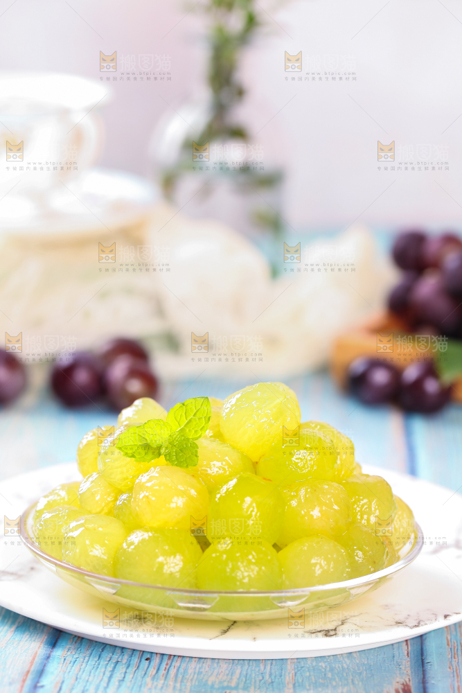 石板上放着一碟巨峰葡萄果肉