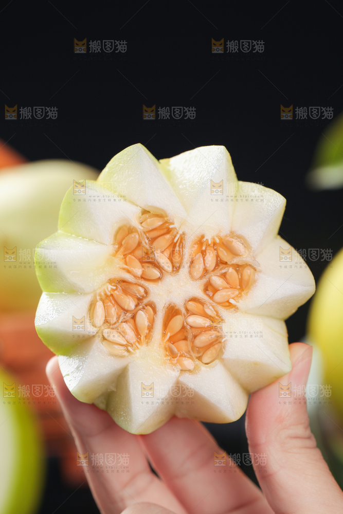 手拿切开的东北香瓜