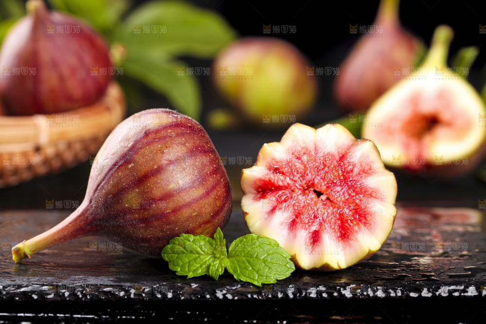 木底上放着切开的云南红皮无花果