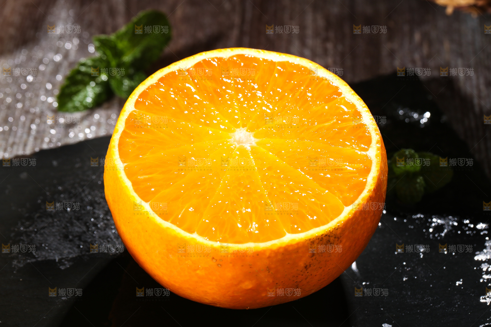 黑底上放着橙子