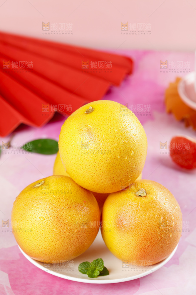 盘子里的红心葡萄柚