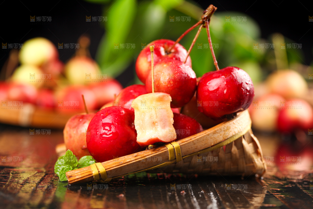 黑底上的海棠果