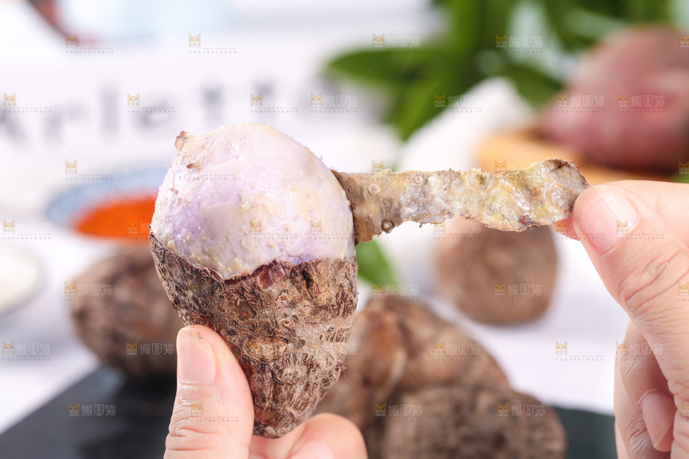 手拿剥皮的熟香芋