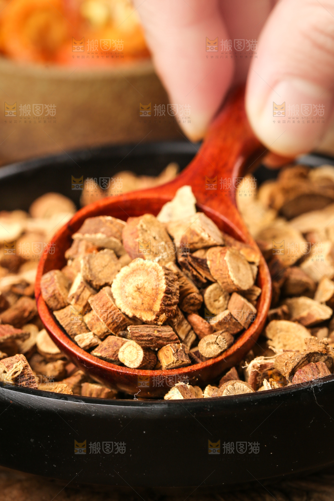 盘子里装着甘草