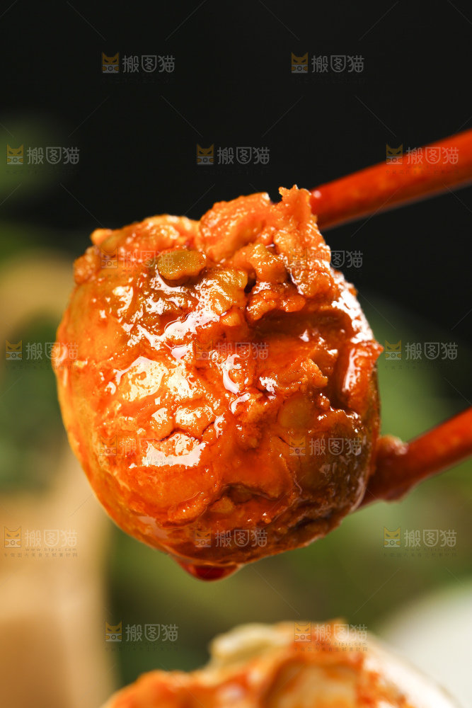 木底上筷子夹着流油的咸鸭蛋黄