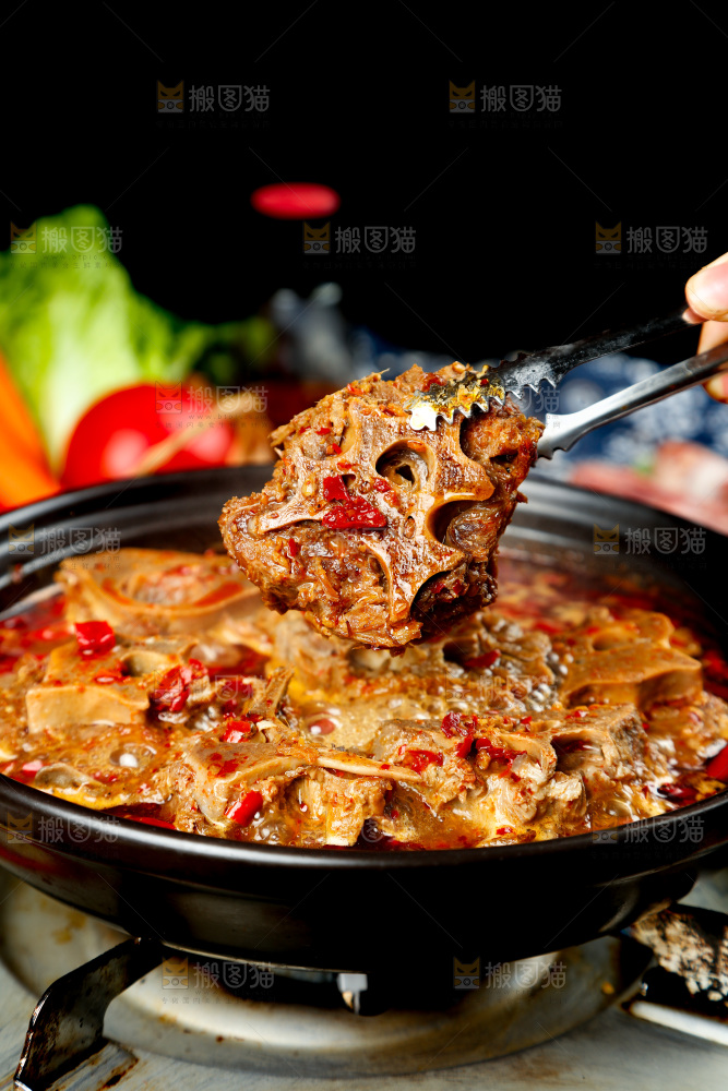 砂锅里装着麻辣羊蝎子