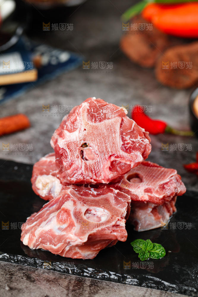 黑底上放着羊蝎子
