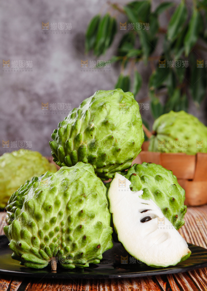 深底上摆放着释迦果