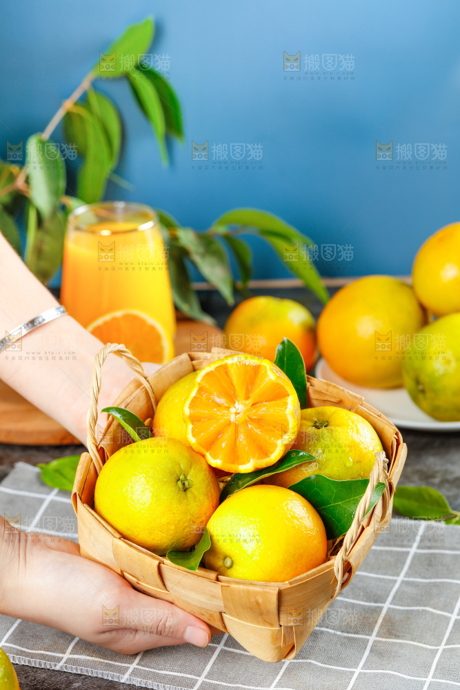 手端一筐秭归夏橙