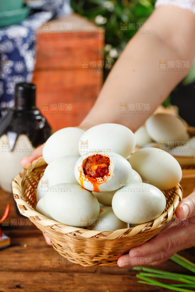 手端一筐海鸭蛋