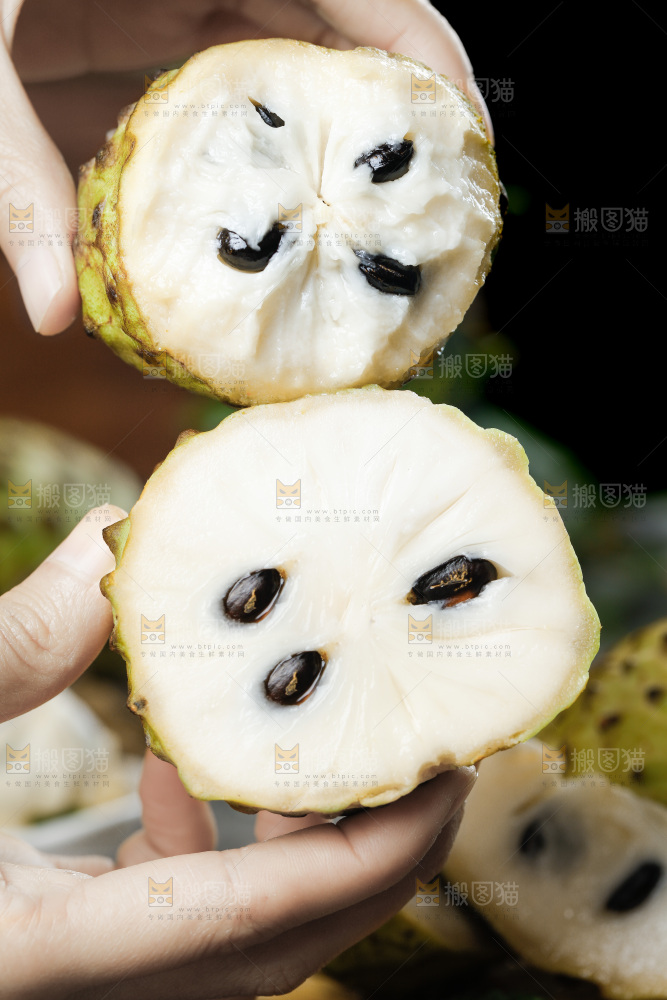 手里拿着牛奶释迦果