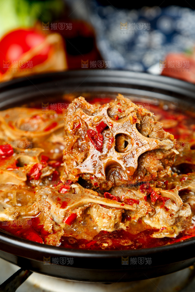 砂锅里装着麻辣羊蝎子