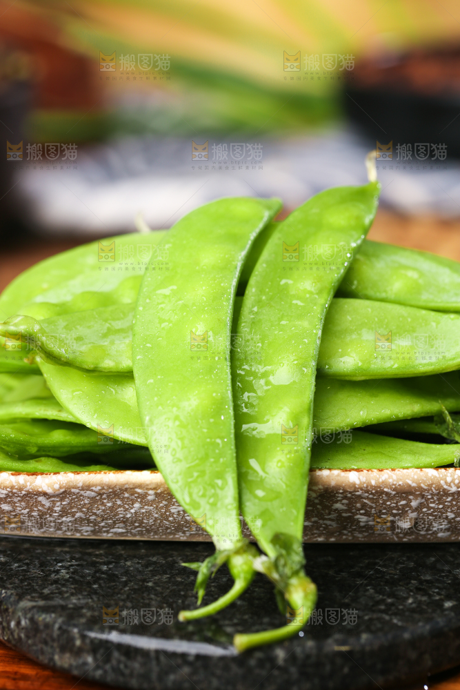 碟子里装着荷兰豆