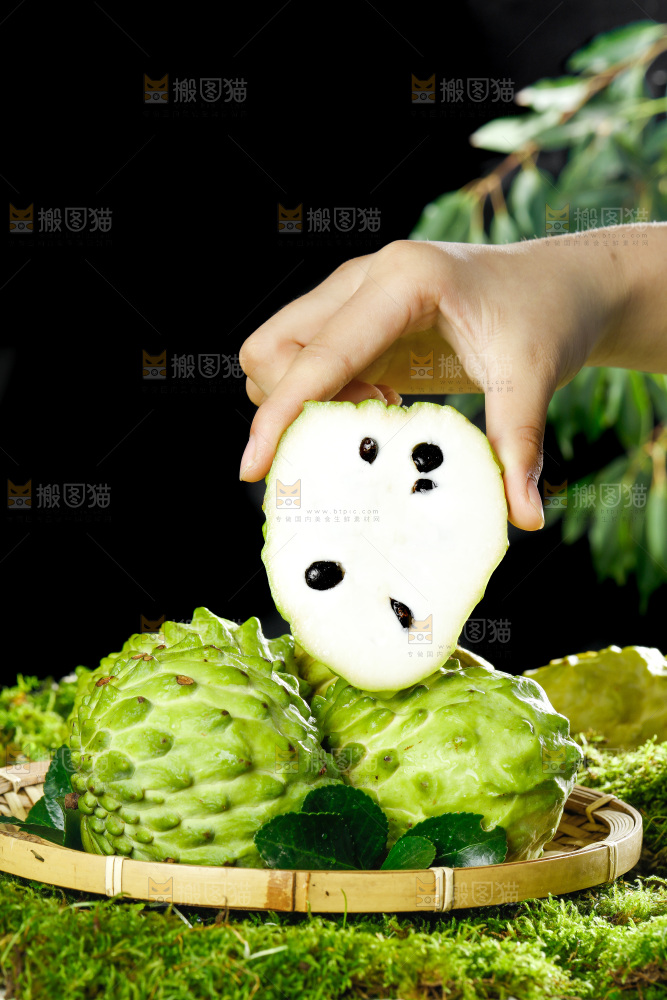 手里拿着释迦果