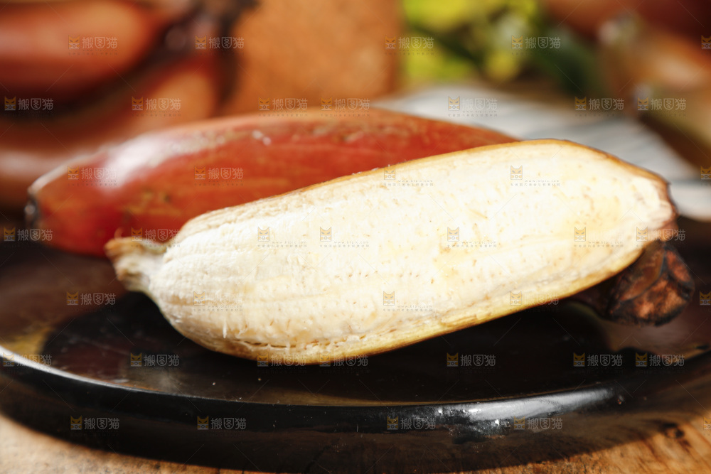 黑石板上的红皮美人蕉