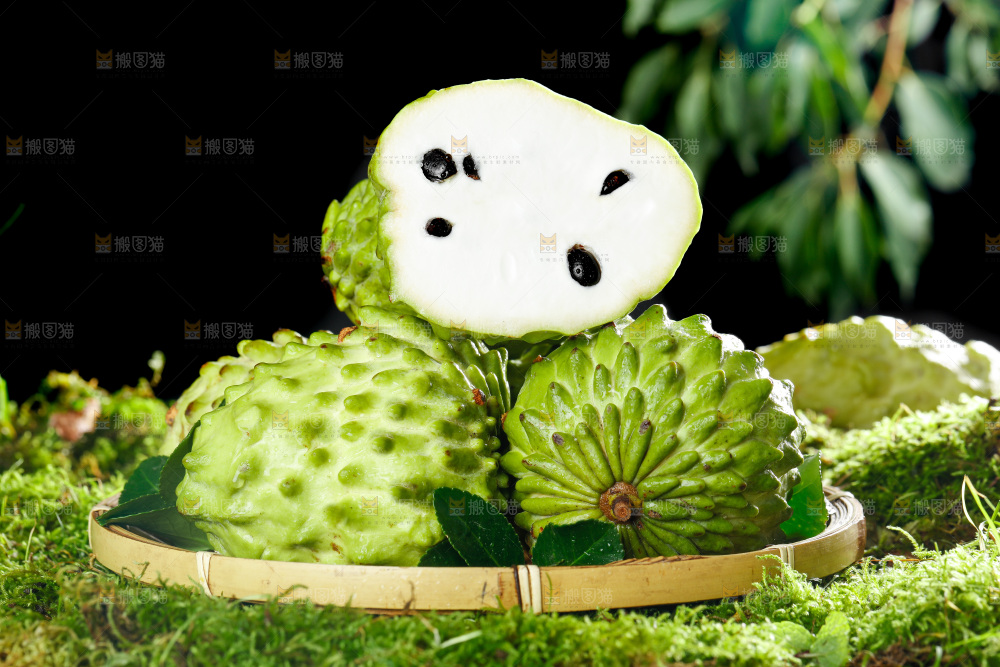篮子里放着番荔枝