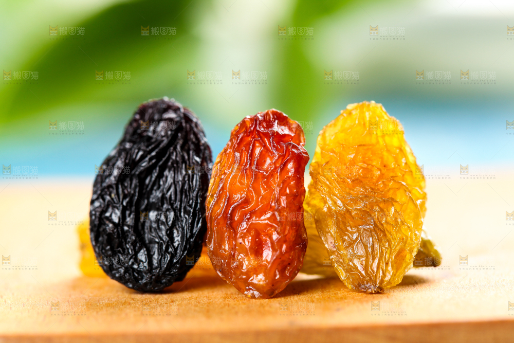 木板上的三色吐鲁番葡萄干