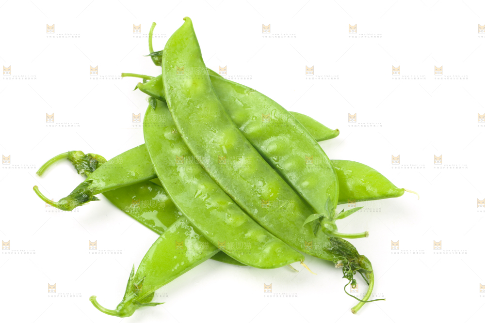 白底上摆放着豌豆荚