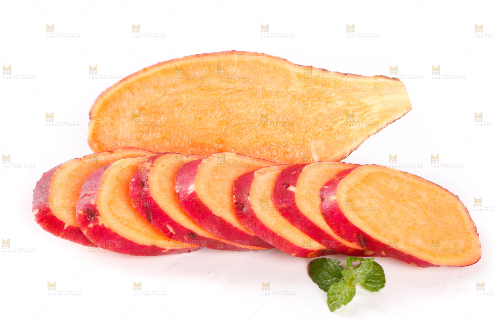 白底上摆放着红蜜薯