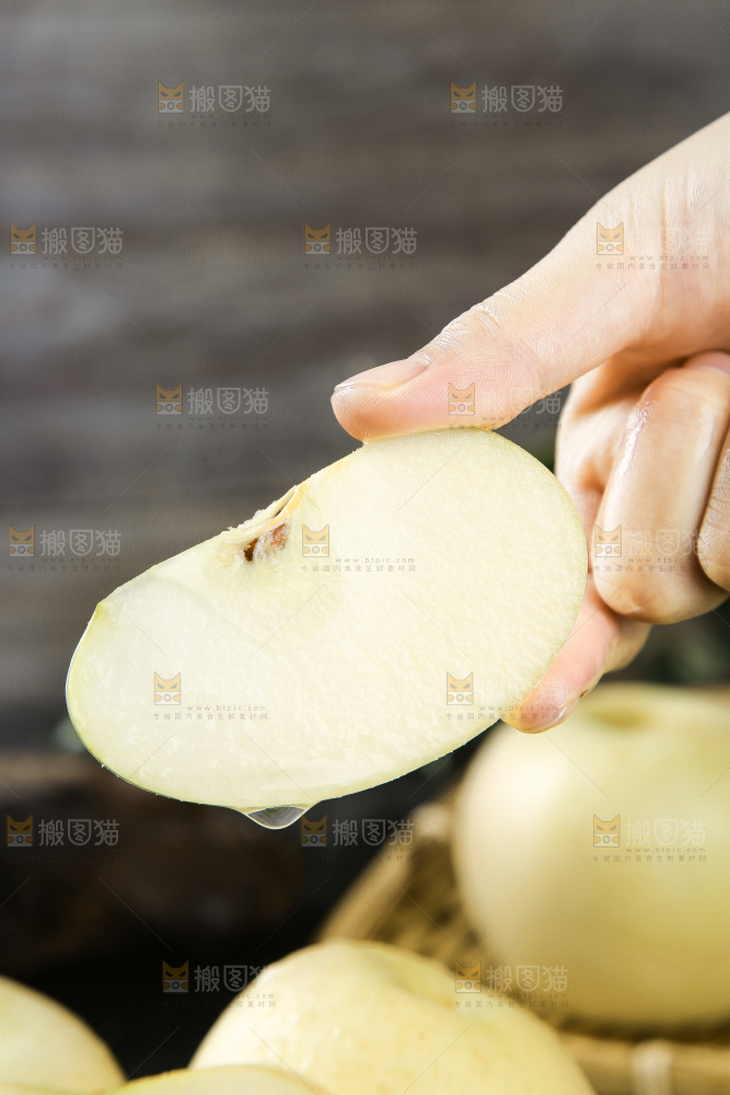手里拿着奶油富士苹果