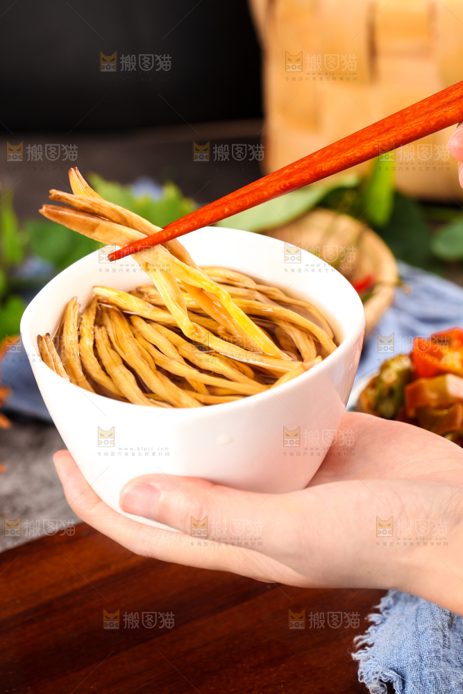 筷子夹着黄花菜