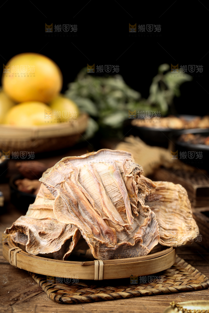 篮子里装着冬笋干