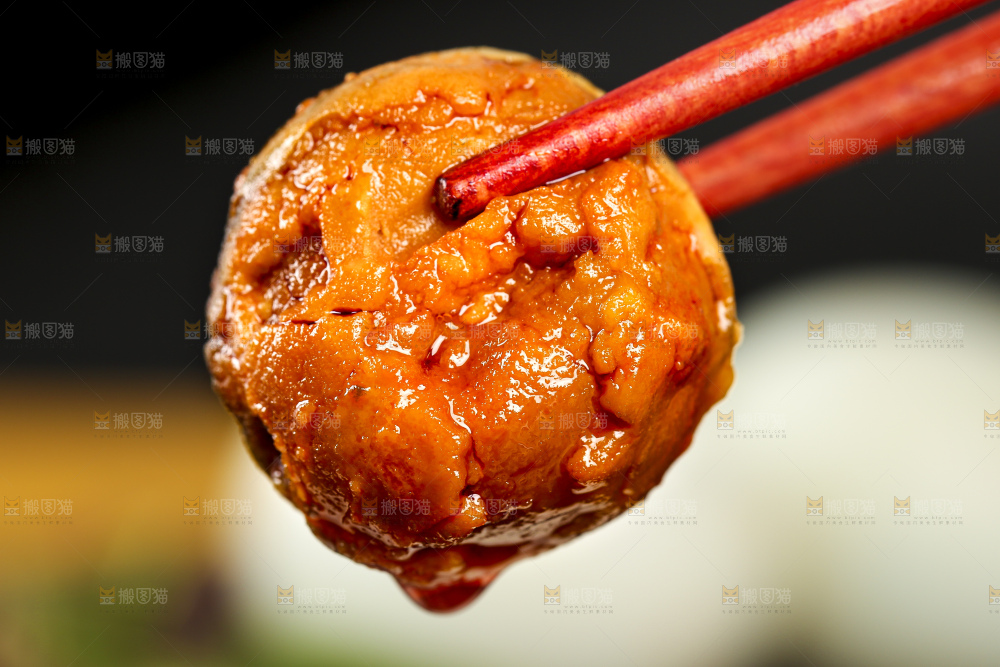 黑底上筷子夹着红心咸鸭蛋