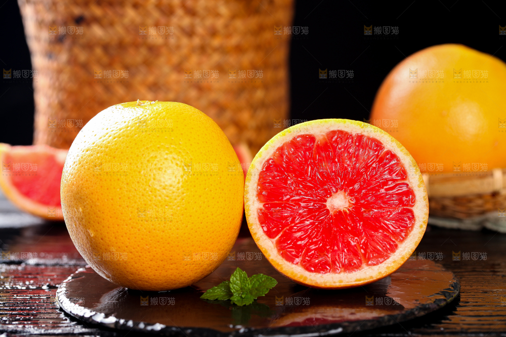 黑底上放着切开的葡萄柚