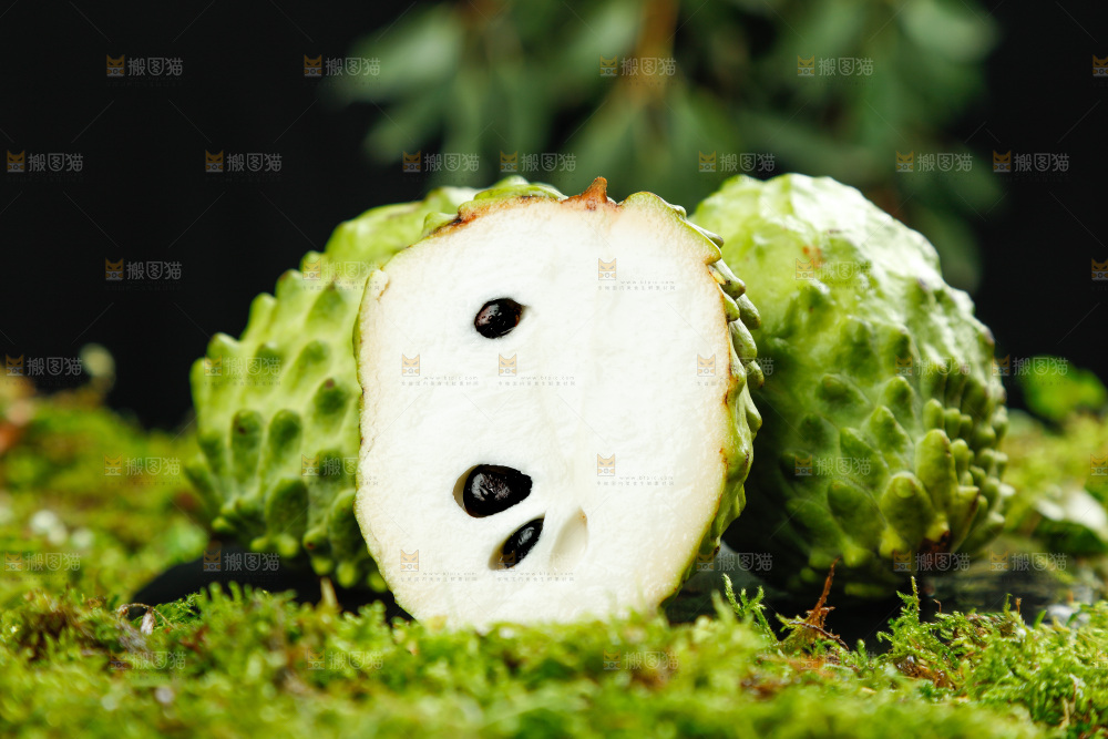 绿草地上摆放着释迦果