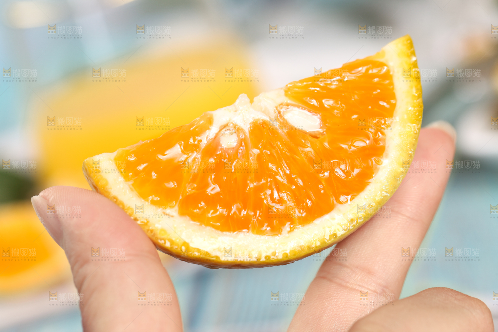 手拿一块秭归夏橙