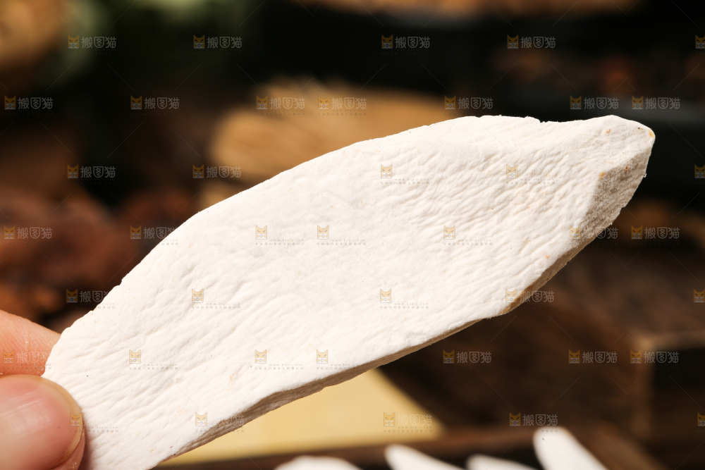 手里拿着山药片
