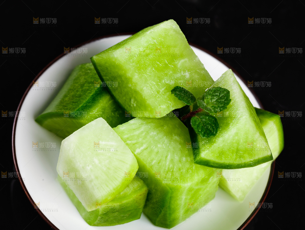 盘子里装着青萝卜