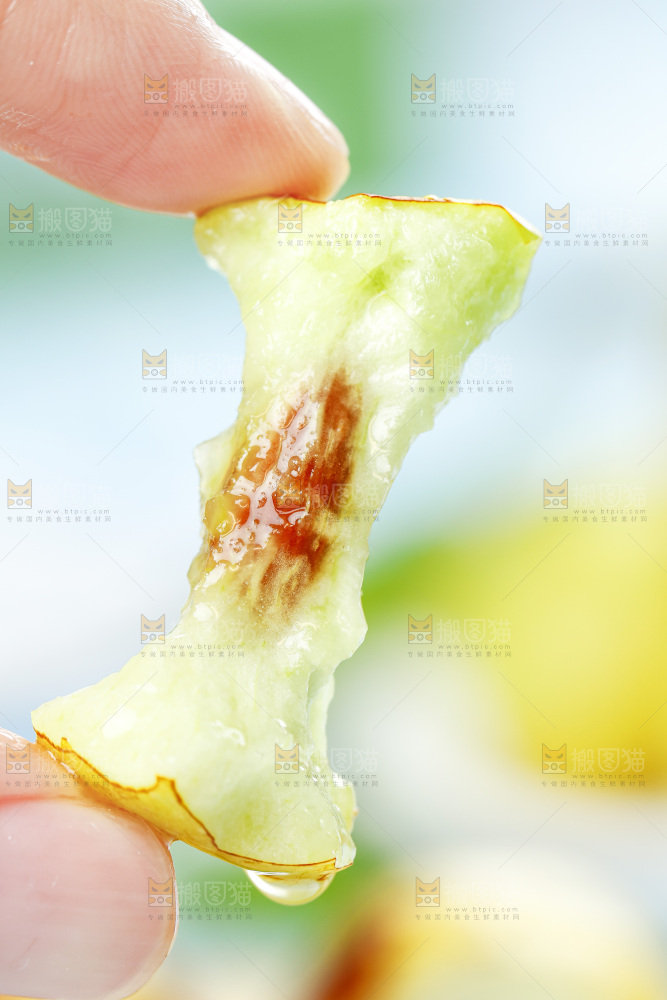 手拿冬枣果核