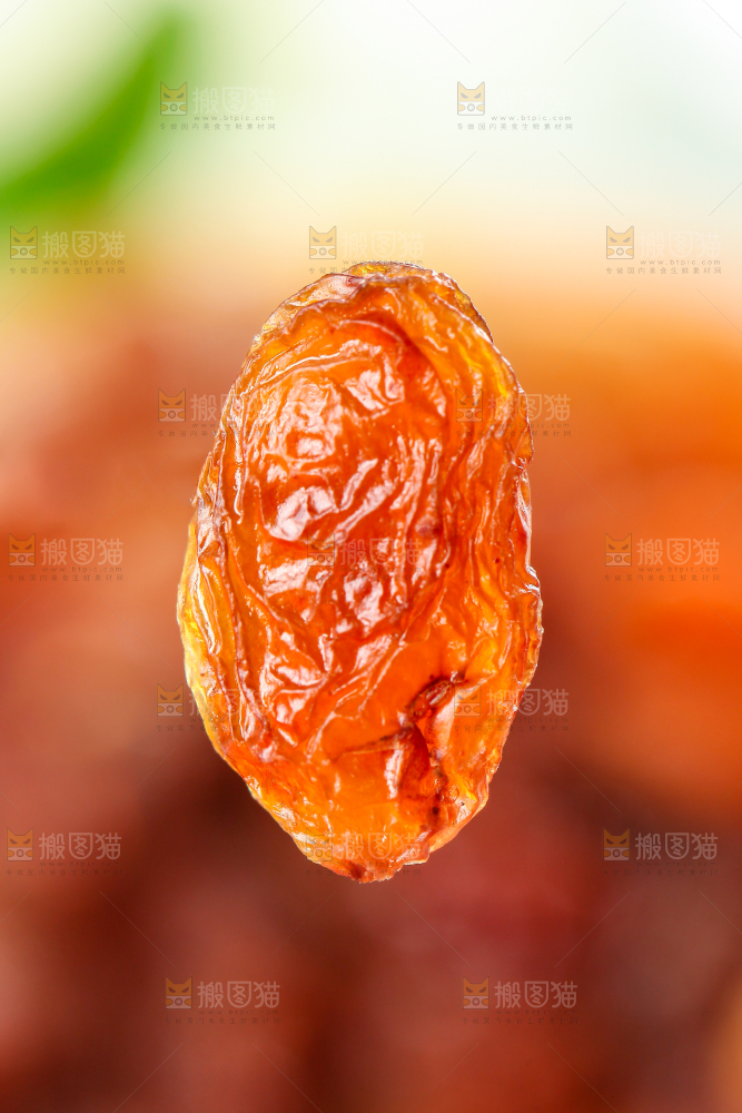 木底上的玫瑰红葡萄干