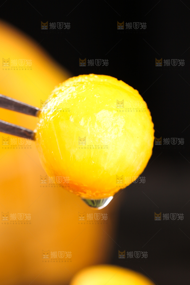 叉子叉着一个黄蟠桃果肉