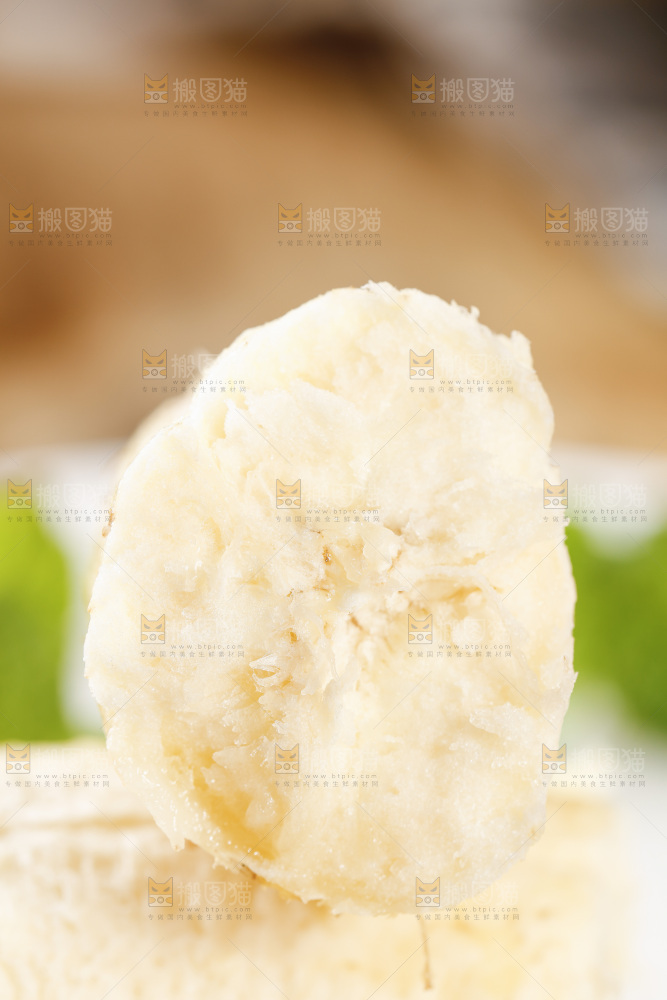 浅底上放着一盘红皮香蕉果肉