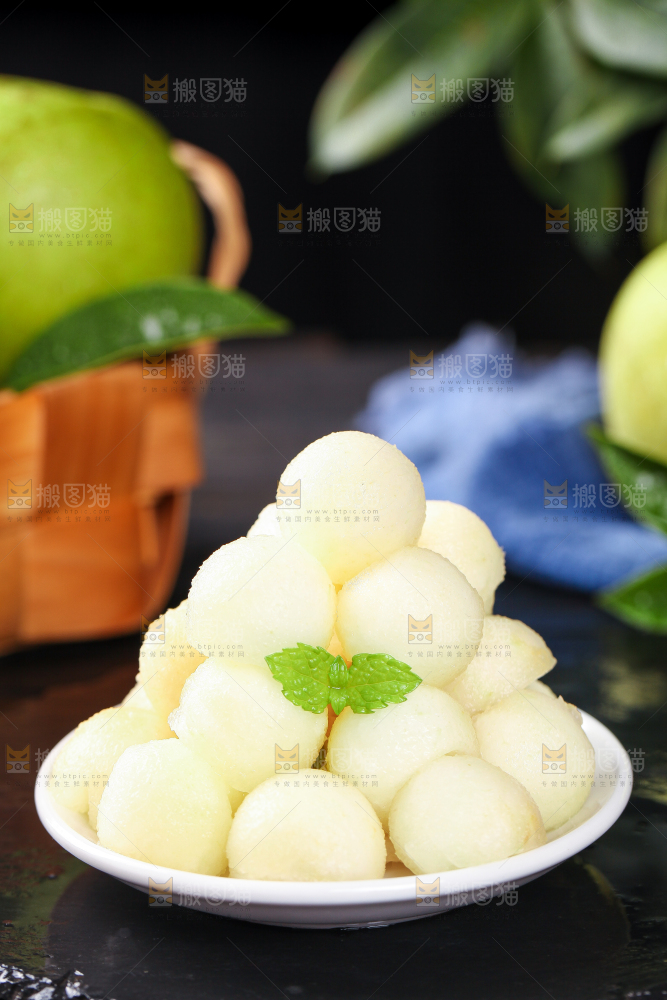 黑底上放着一盘翠冠青梨