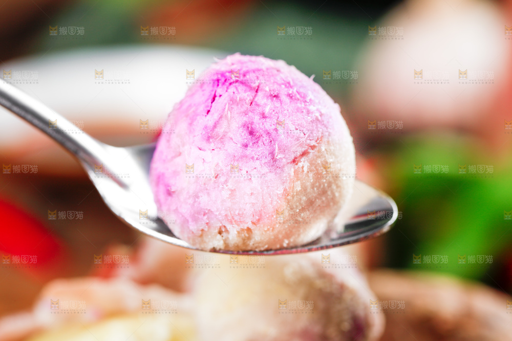 勺子里的冰淇凌红薯果肉