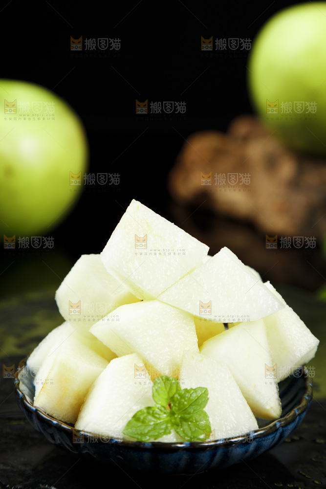 黑底上放着一碟削皮的砀山苹果梨果肉